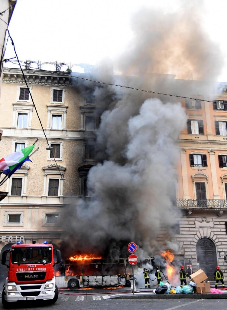 Roma, bus a fuoco in pieno centro: l’Atac è a pezzi