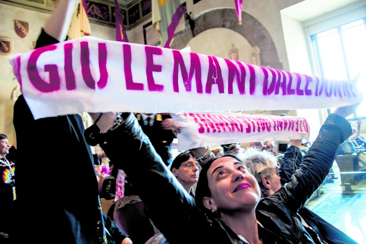 Casa delle Donne di Roma, il Campidoglio respinge le 50mila firme contro lo sfratto. E perquisisce le attiviste