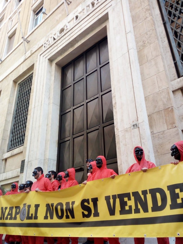 Napoli, contro il debito la protesta tra Pulcinella e la Casa di Carta