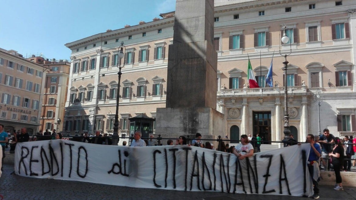 Attivisti M5S di fronte alla Camera l’11 maggio scorso a sostegno di Luigi Di Maio foto Ansa/ Luca Laviola