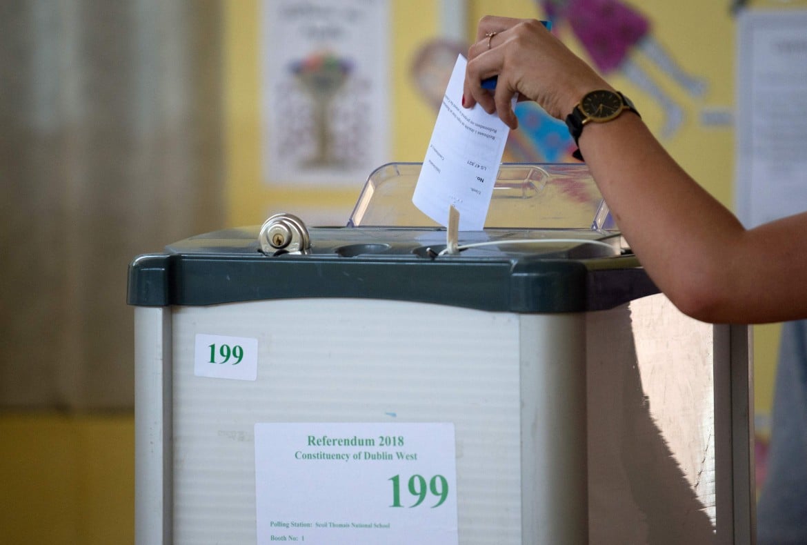 I giovani irlandesi affollano le urne, gli espatriati tornano per votare Sì