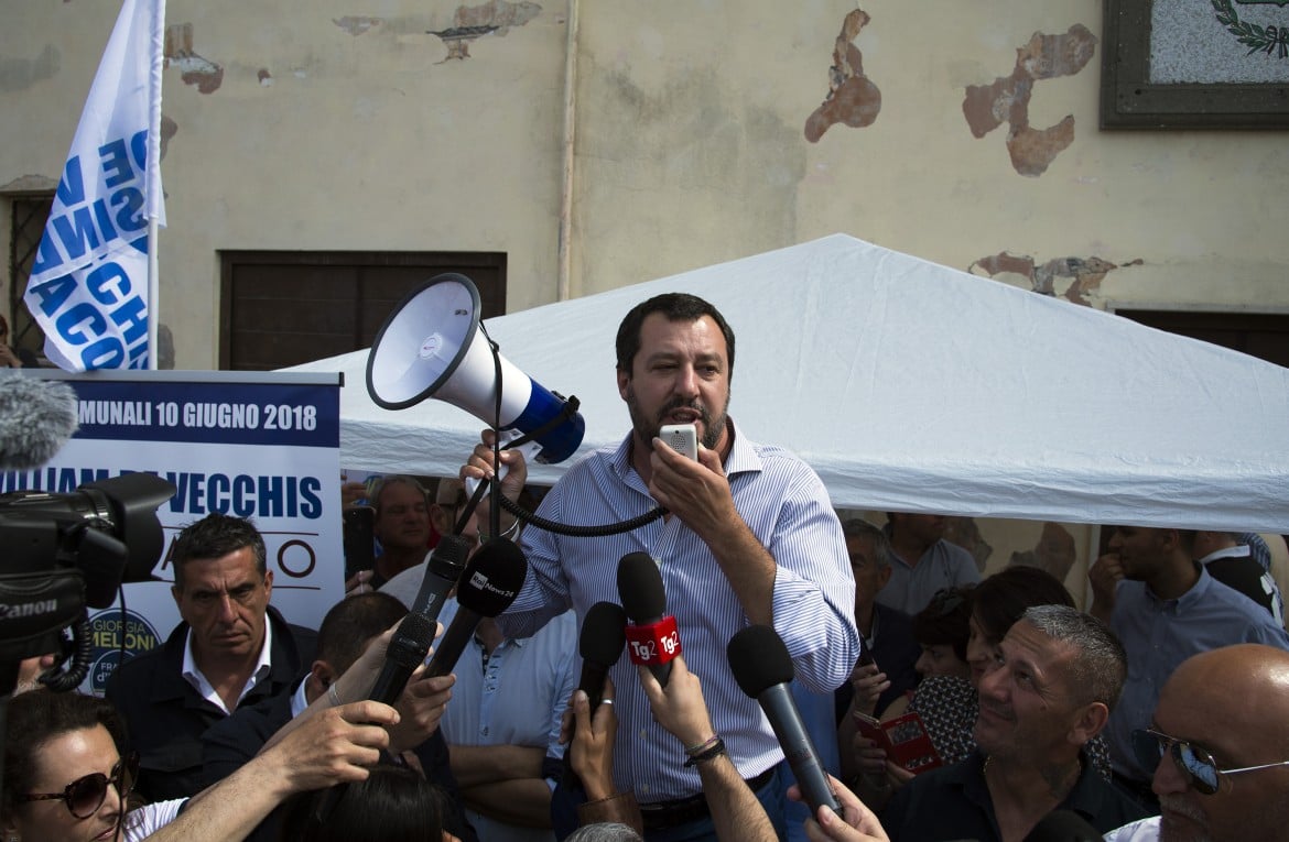 Salvini straparla di vaccini e polizia nelle scuole. Critica la ministra della salute Giulia Grillo