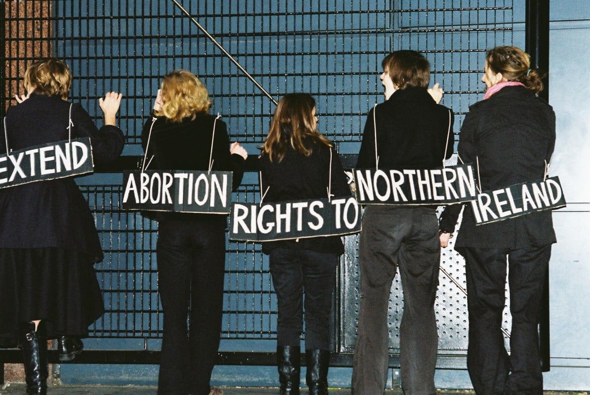 Aborto, Belfast in alto mare. Senza governo né legge