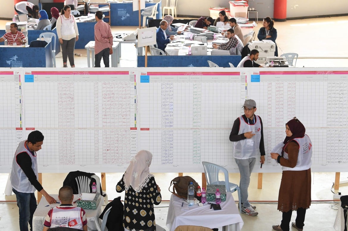 In Tunisia lezione ai partiti, vincono astensione e liste indipendenti