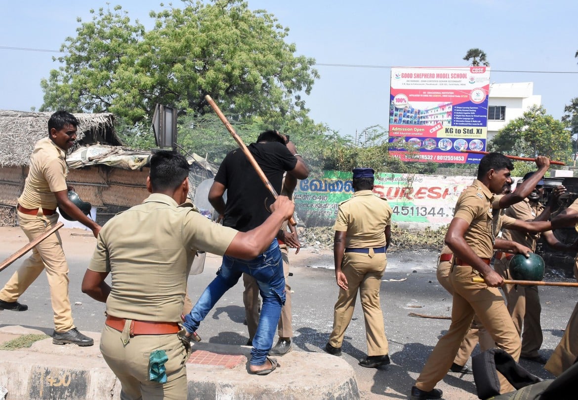 Avvelenati dal rame e presi a fucilate dalla polizia: 13 morti nel Tamil Nadu