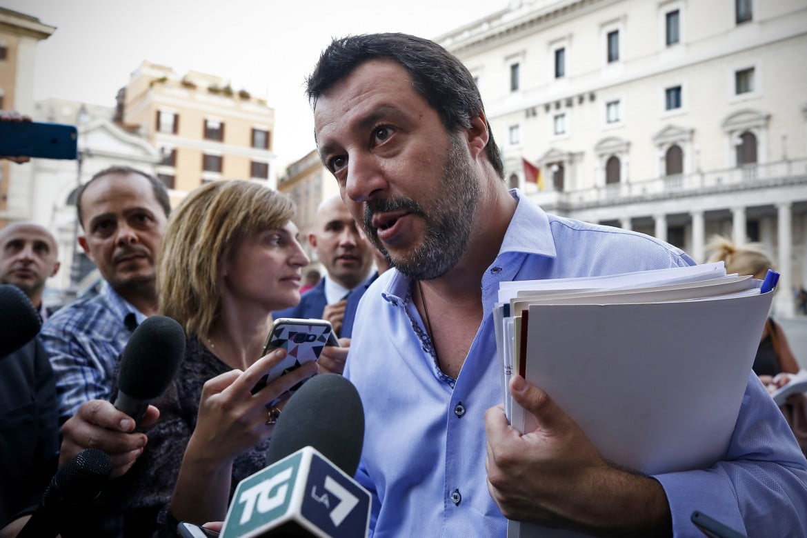 Salvini scatena una bufera sulla legge contro il caporalato