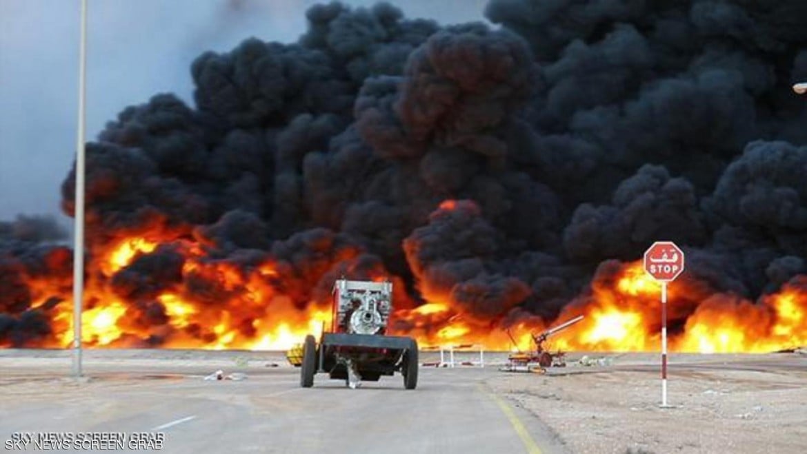 In fiamme i terminal del petrolio in Libia: «Roma è complice»