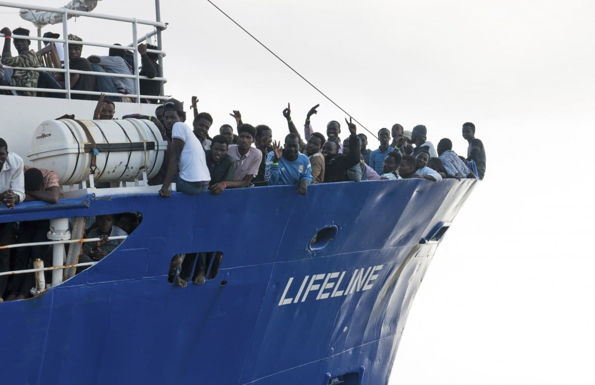 Per mare e per terra migrare è un diritto non un reato