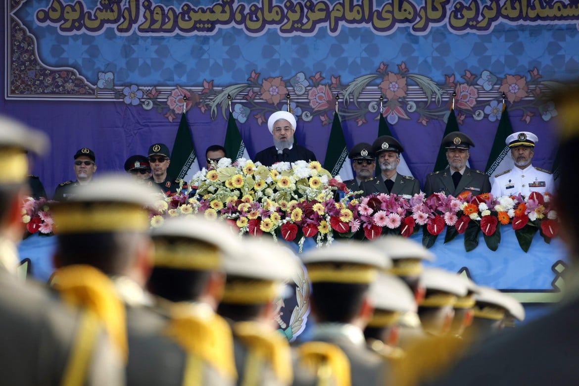 L’ombra dei militari si allunga sull’Iran. Con l’aiuto di Trump