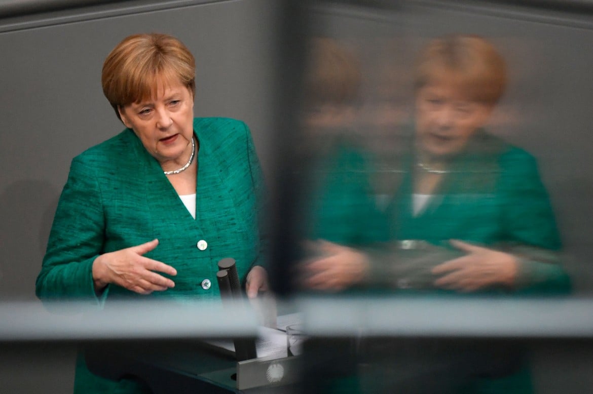 Merkel solidale ma a porte chiuse