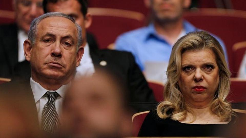Sarah Netanyahu incriminata per frode, il premier israeliano trema
