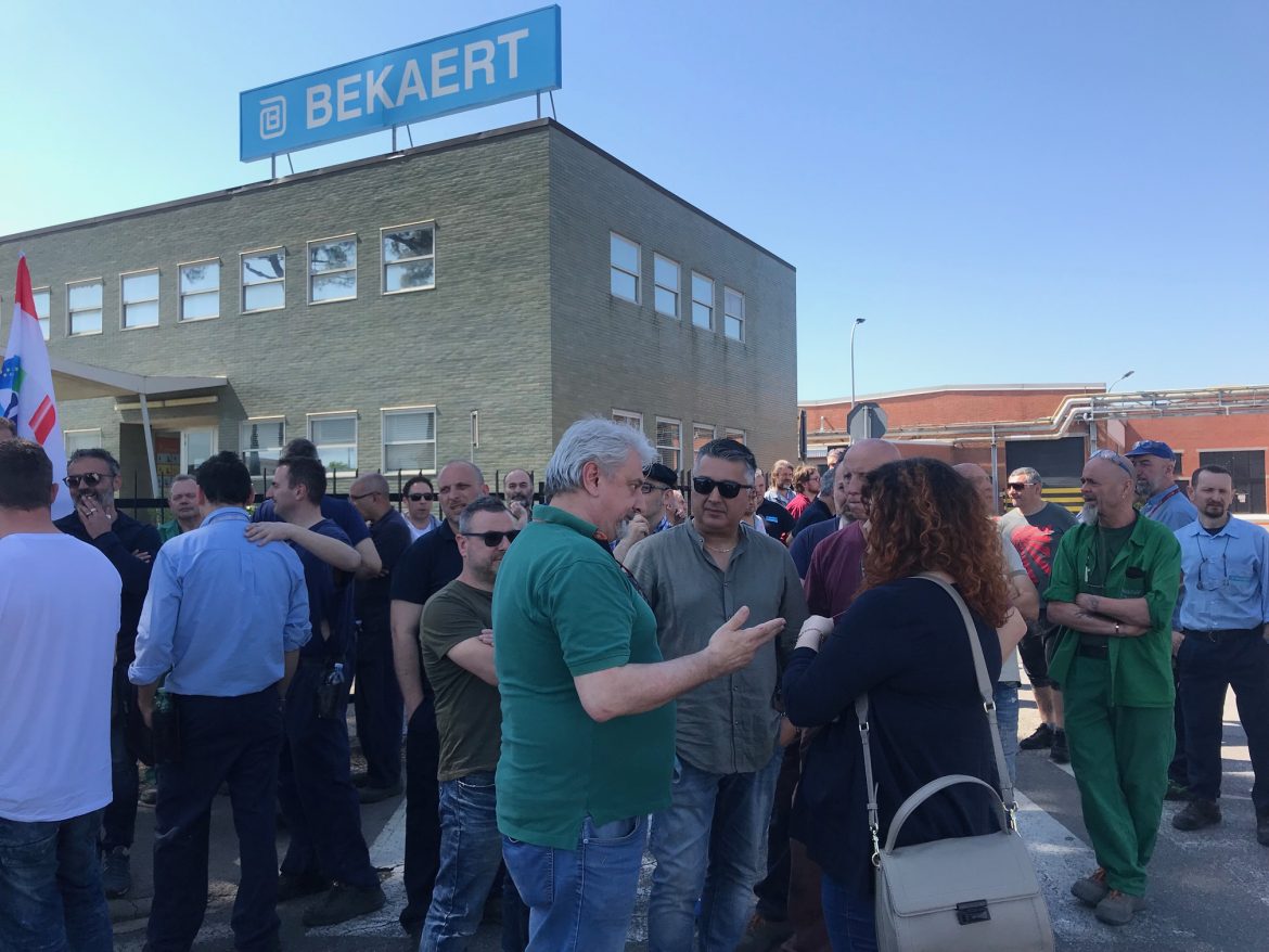 Bekaert vuole chiudere, in 300 occupano la fabbrica