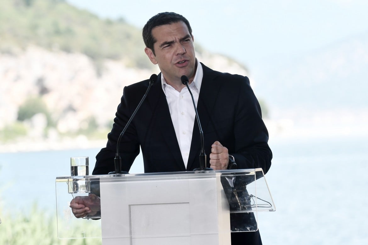 Tsipras allenta la morsa del debito, e prova a voltare pagina