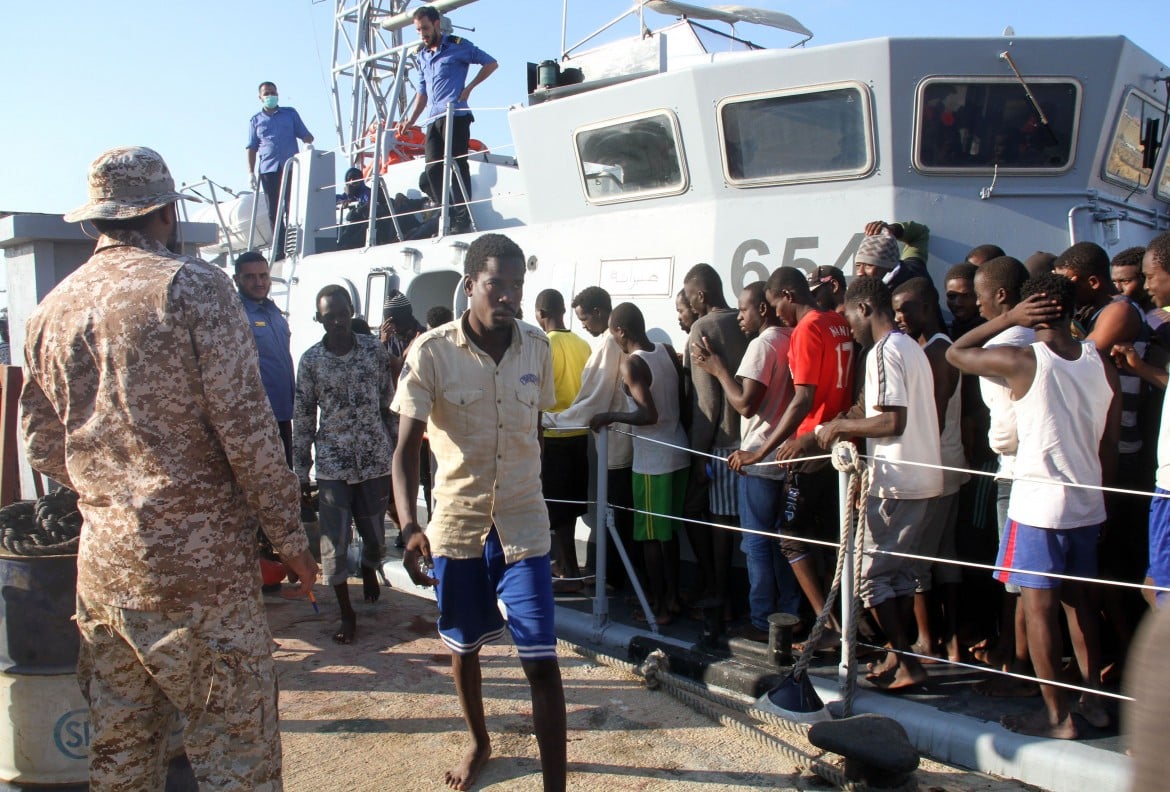 Nave italiana riporta migranti in Libia. «È respingimento»
