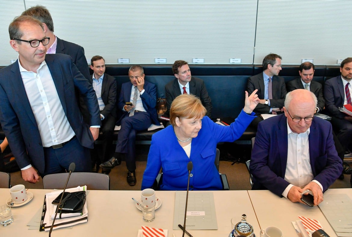 Accordo nella notte tra Seehofer e Merkel. Il governo è salvo