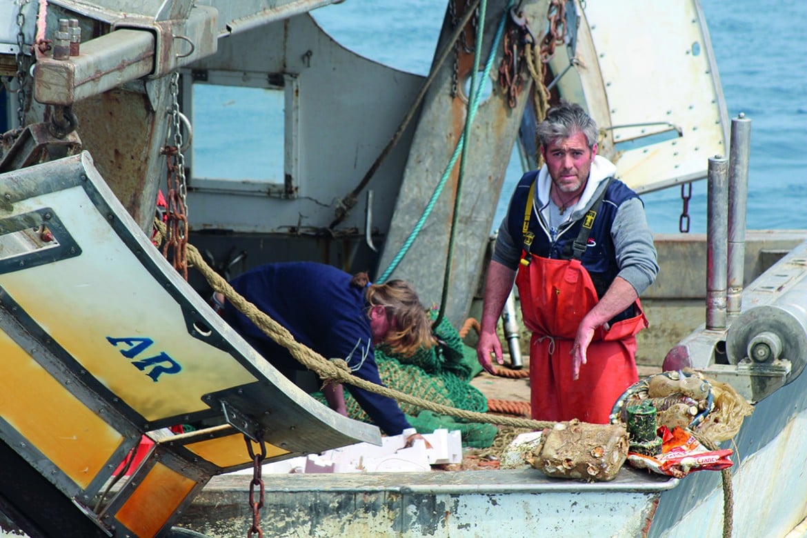 Un mare di plastica, i «pescatori spazzini» dell’Arcipelago Toscano
