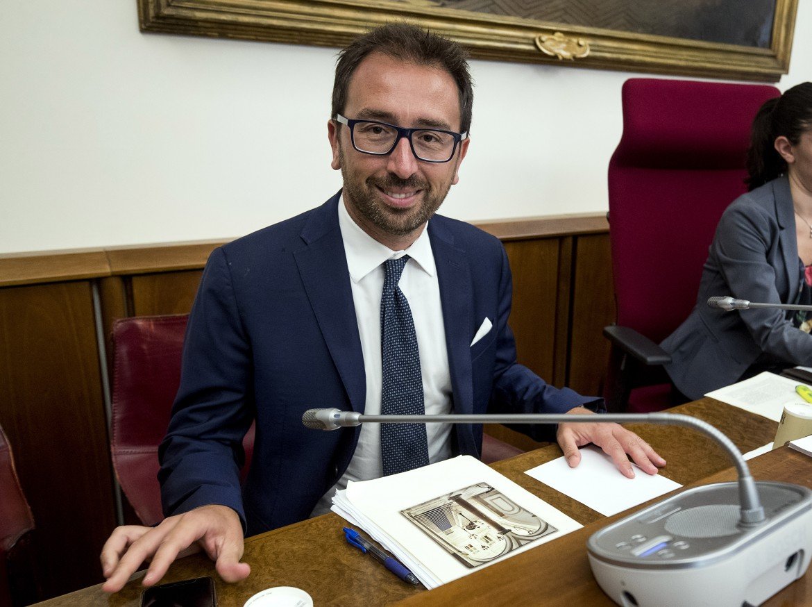 Legittima difesa, la sfida di Bonafede a Salvini: è mio campo