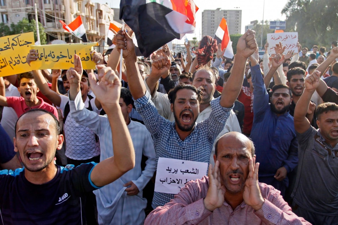 Proteste irachene: 14 morti, sospeso il ministro dell’Energia