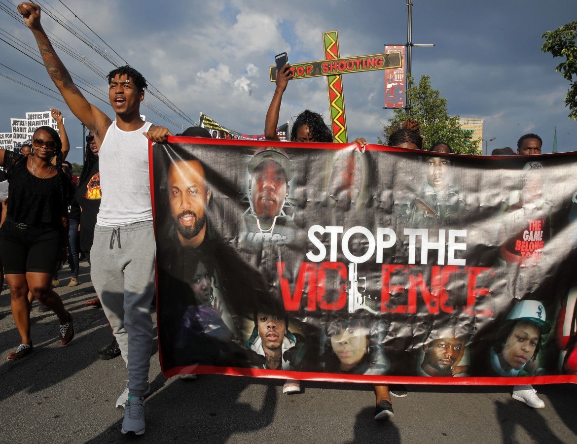Chicago, agente di polizia uccide  afroamericano: scontri e proteste