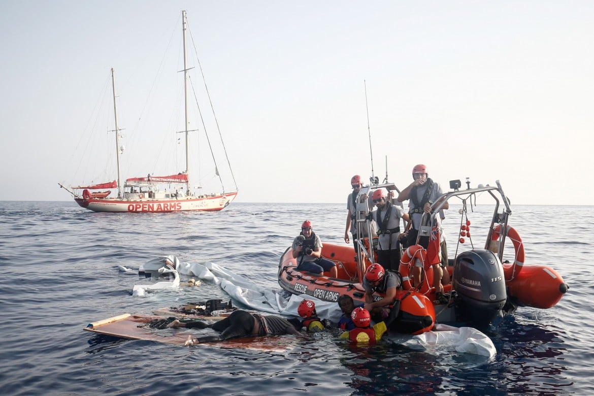 Ong denuncia: «Migranti abbandonati in mare dai libici»