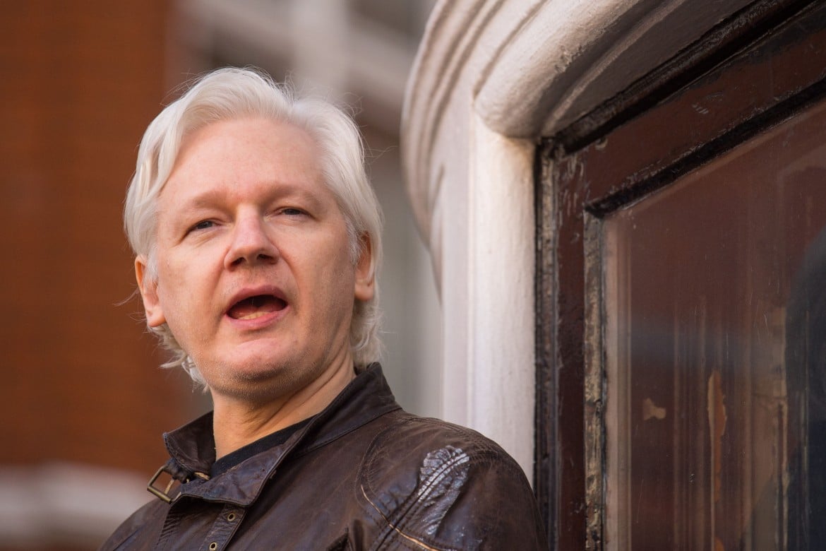 Ecuador verso la revoca dell’asilo ad Assange