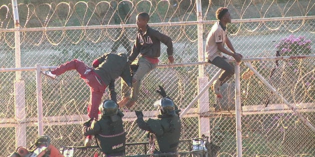 Ceuta, migranti assaltano le barriere (con la felpa Italia)