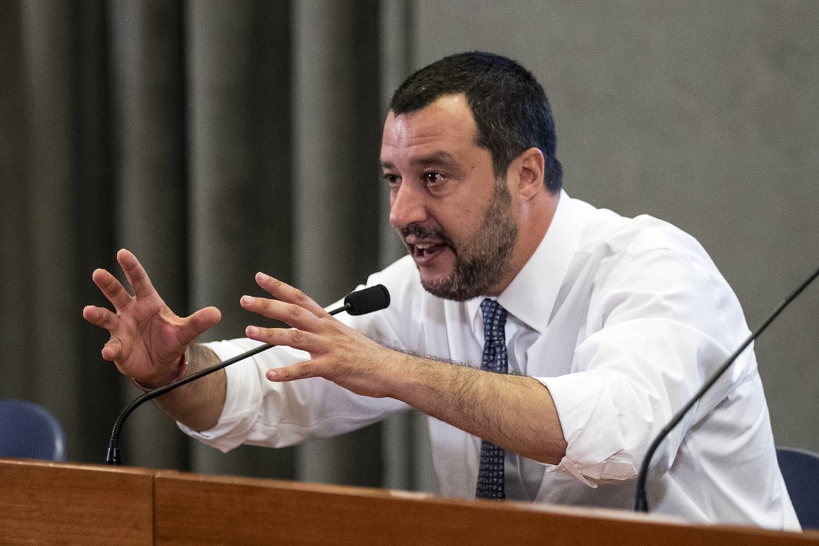 Salvini chiude i porti, Toninelli li apre sui migranti nuovo scontro Lega-M5s
