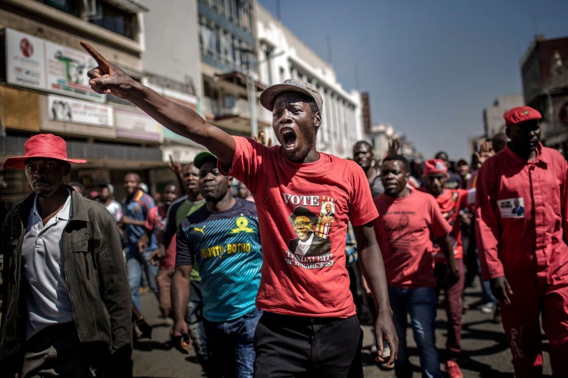 Almeno un morto a Harare in tumulti post elettorali