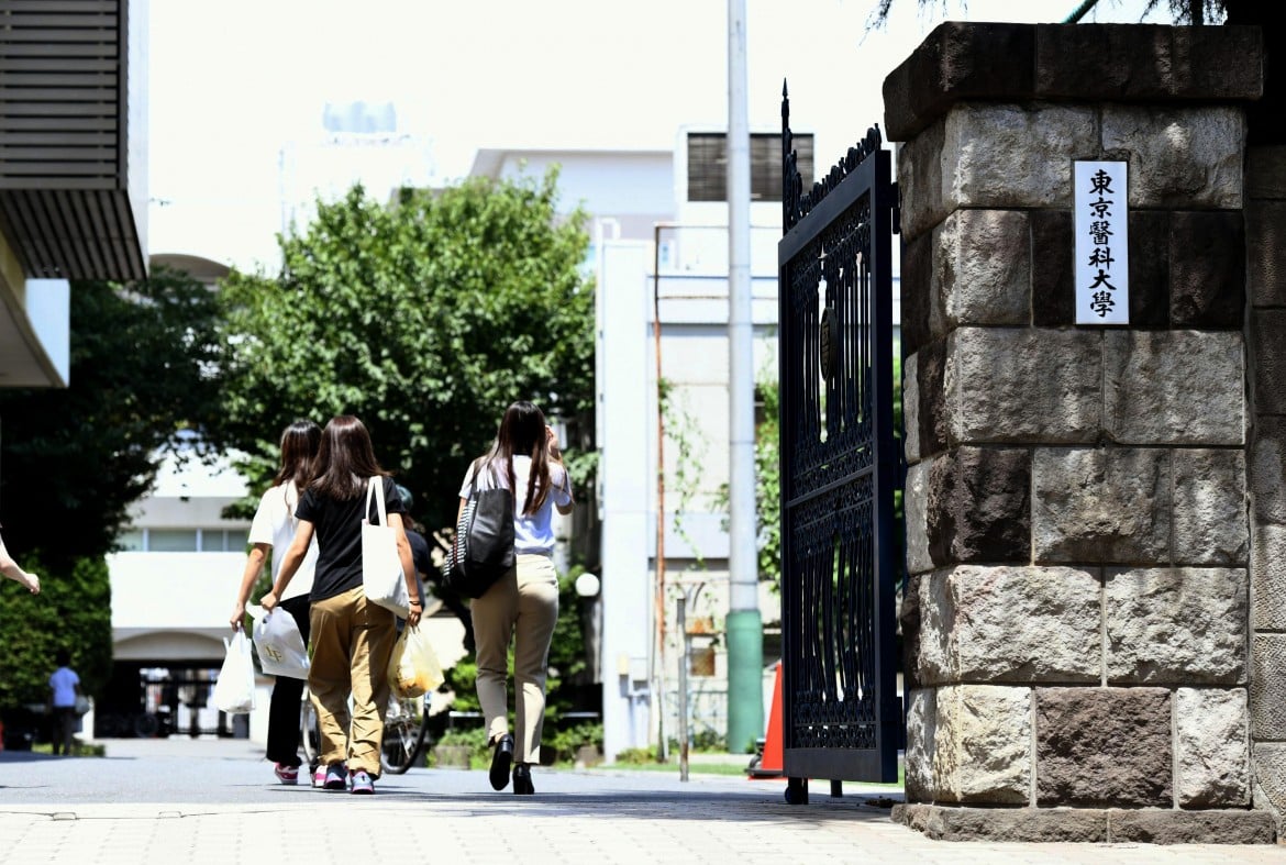 «Frode sugli esami». L’università di Tokyo non vuole le donne