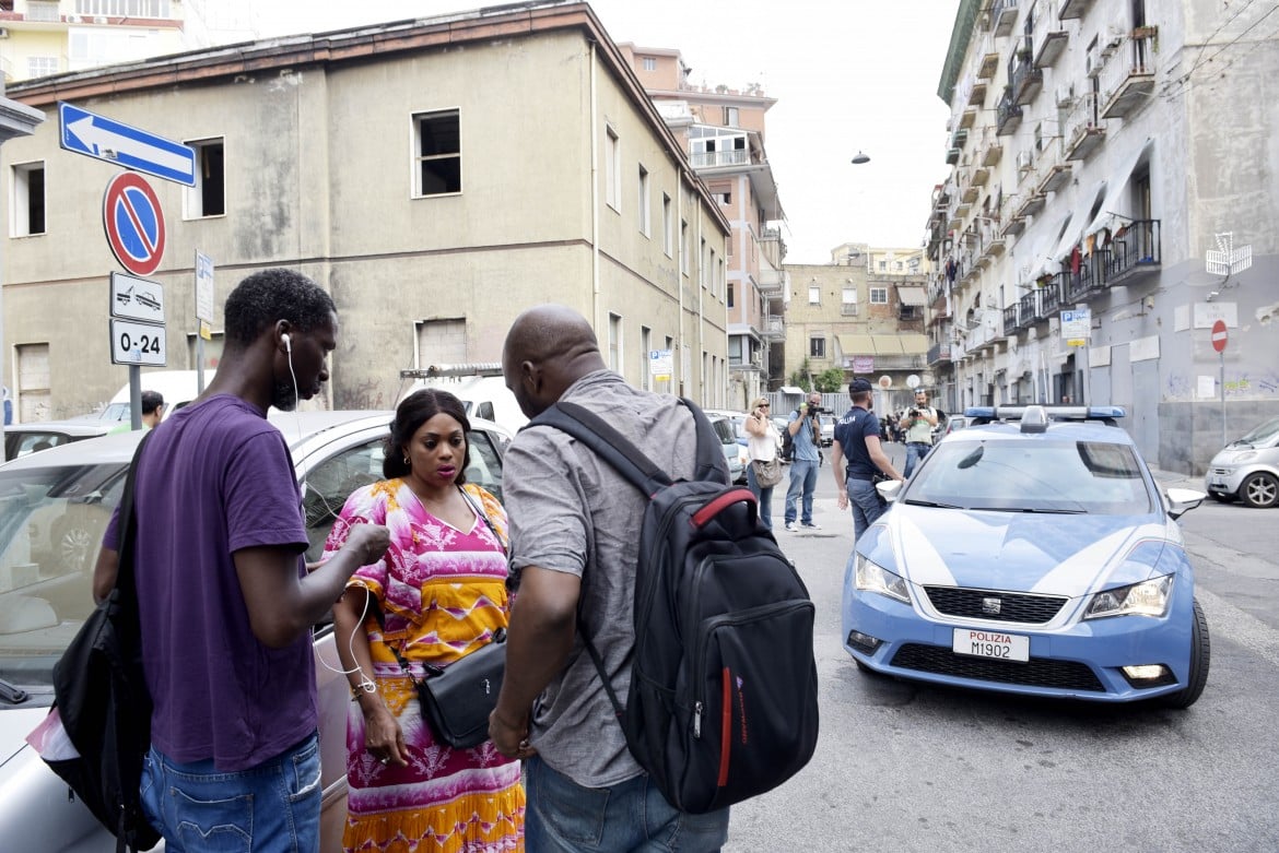Napoli, spari razzisti nel mucchio: ferito giovane senegalese