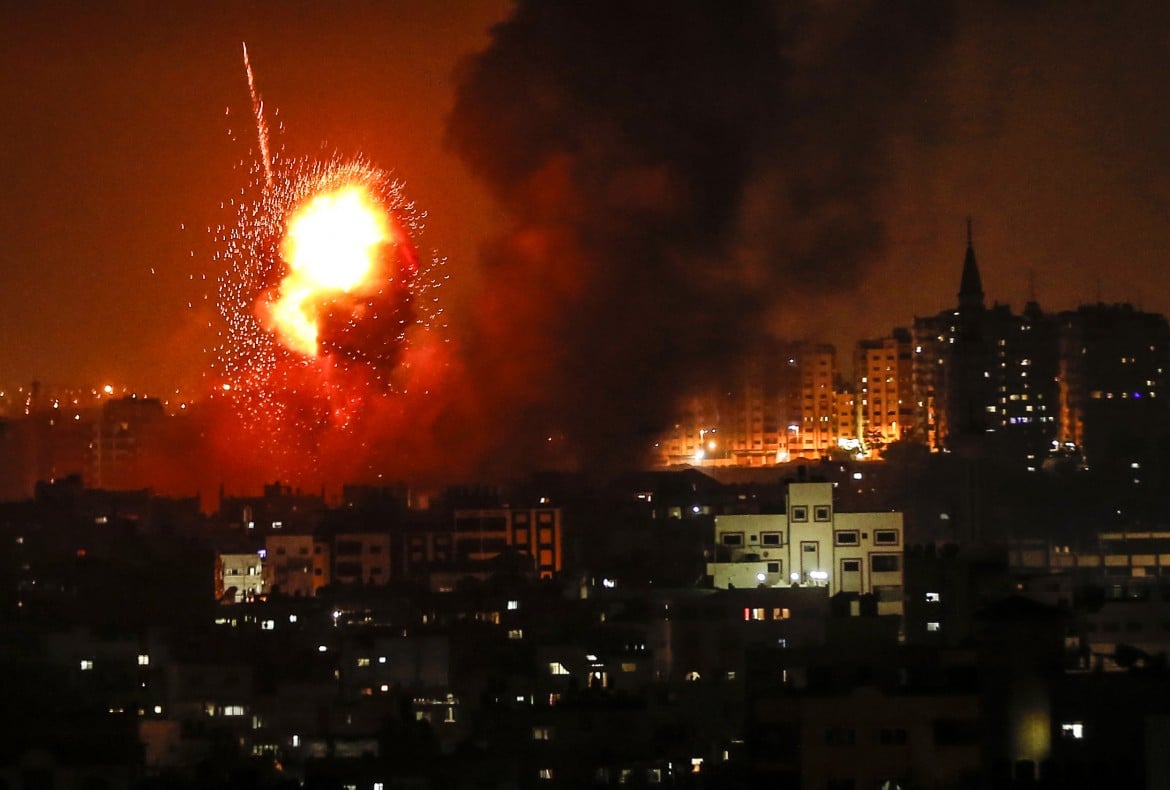 Raid contro palloncini incendiari, tensione a Gaza