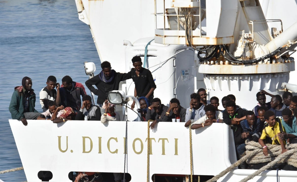 Salvini blocca la Diciotti e i migranti restano in mare