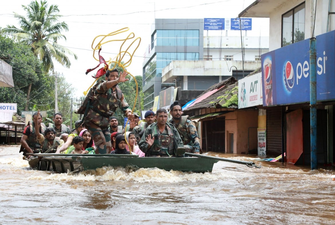 L’acqua sommerge il Kerala, 350 morti e 200mila sfollati