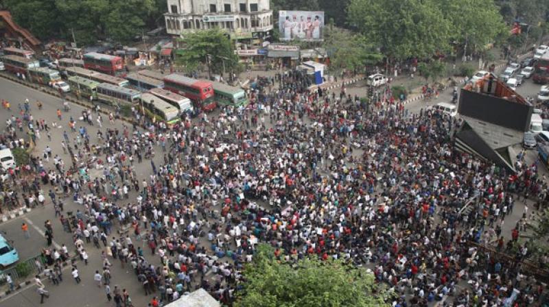 Studenti in piazza a Dacca: la polizia li rastrella, i filogovernativi li bastonano