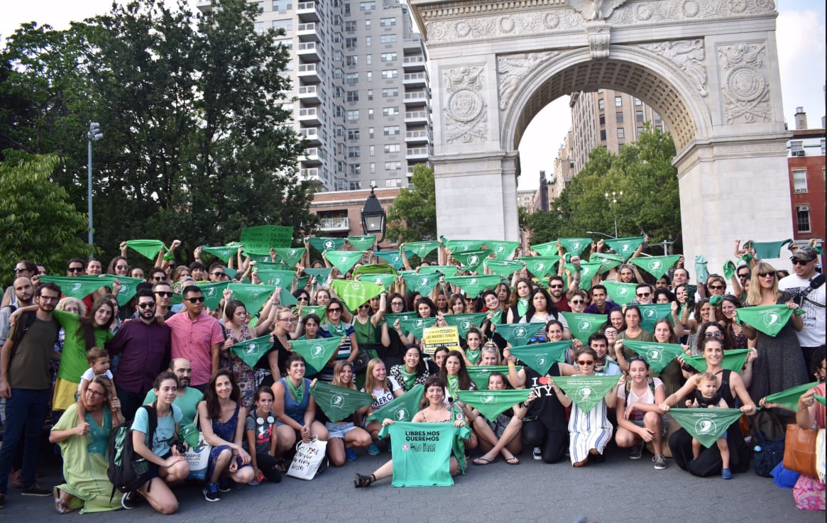 Argentina, il fazzoletto verde è globale: cortei da Roma a Sidney