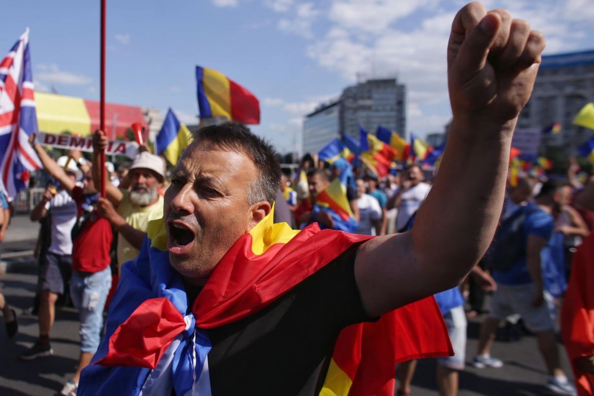 La diaspora romena scende in piazza contro la corruzione, il governo trema