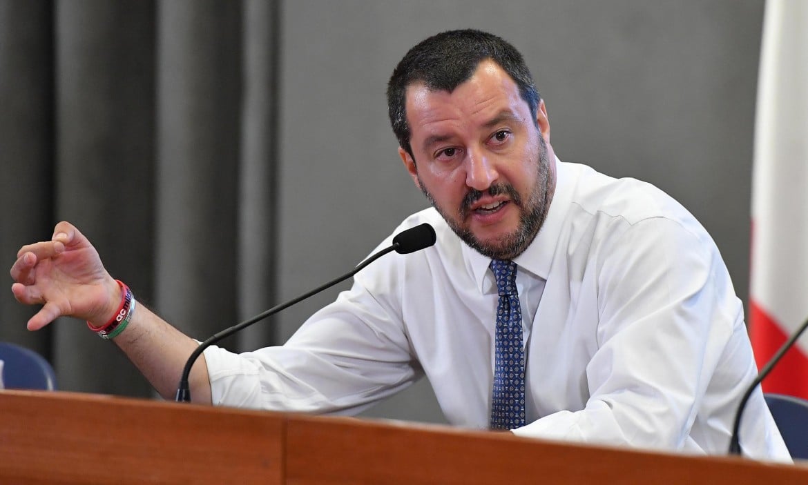 Salvini brinda in Sicilia. Il Pd: «Schiaffo al dolore»