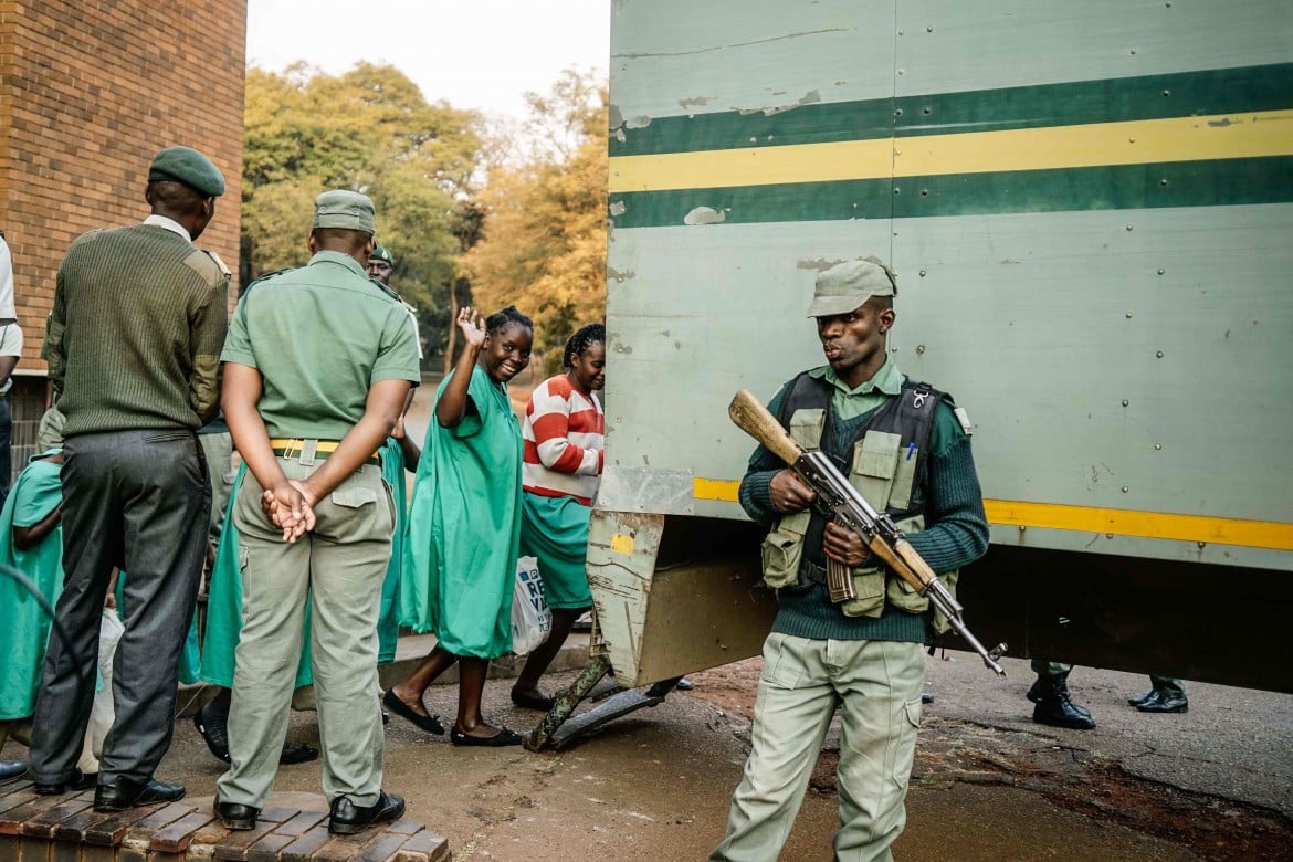 Leader dell’opposizione fugge a piedi in Zambia, rimpatriato e poi scarcerato