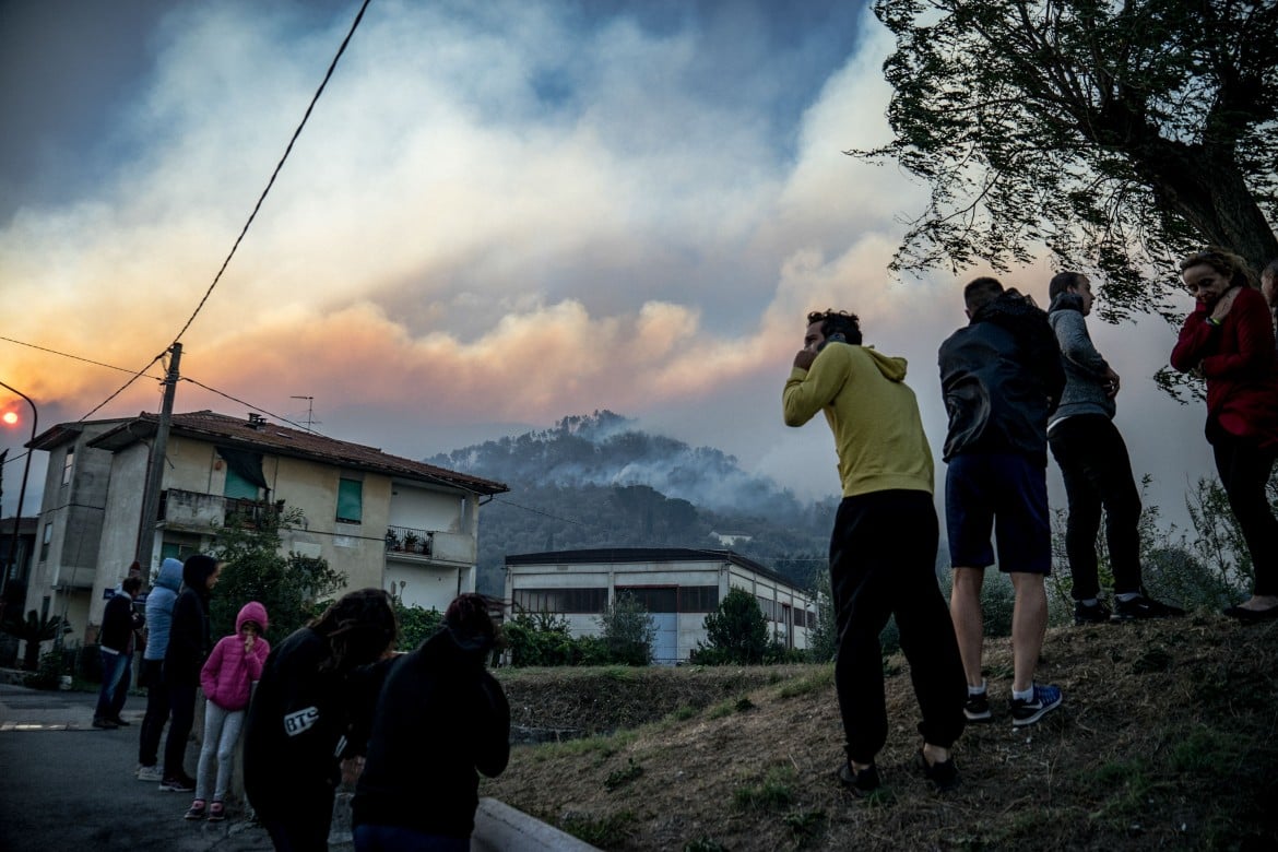 Monti Pisani in fiamme, è già disastro ambientale