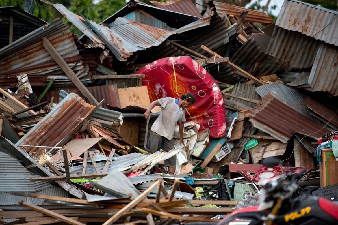 Indonesia, forte terremoto con tsunami: 400 vittime
