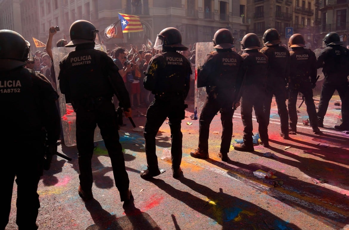 Barcellona, la protesta indipendentista si scontra con la polizia