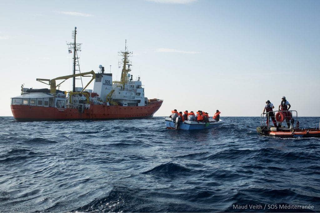 L’Aquarius 2 non consegna 11 migranti alla Libia: porto non sicuro