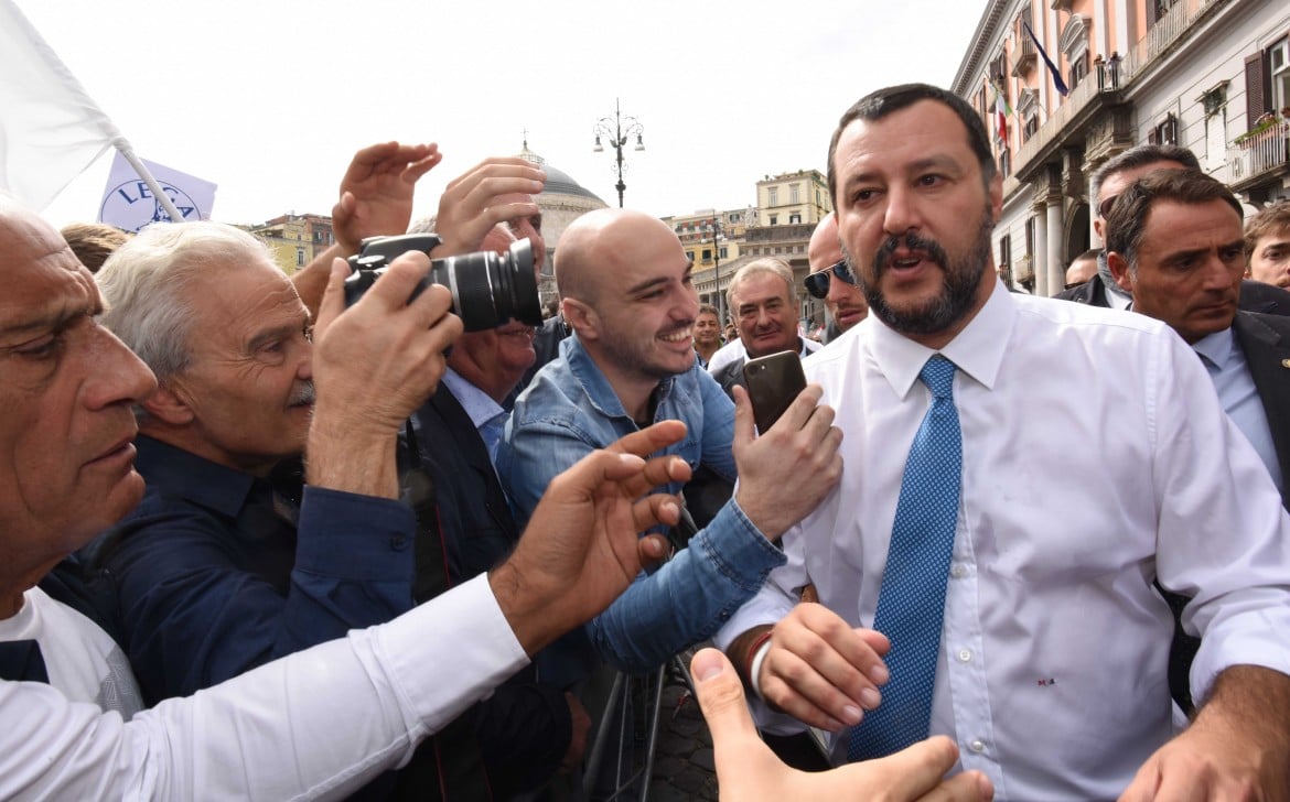 Salvini buttafuori a Napoli «Via irregolari e campi rom»