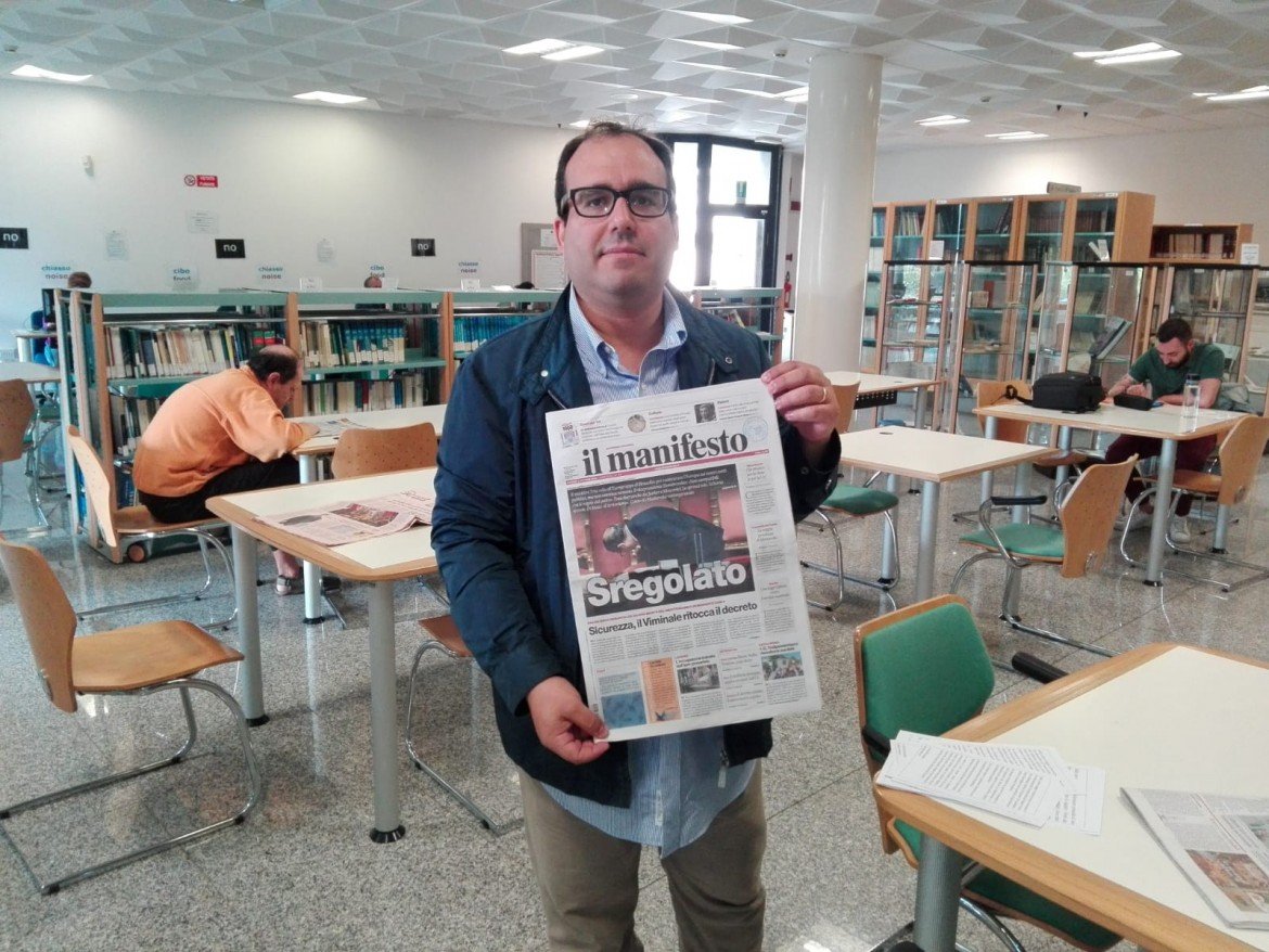San Benedetto del Tronto, i lettori riportano il manifesto in biblioteca
