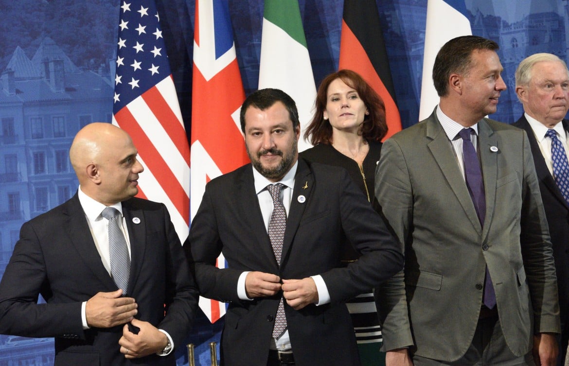 Salvini fa il buono: «Riaprirò i corridoi umanitari»