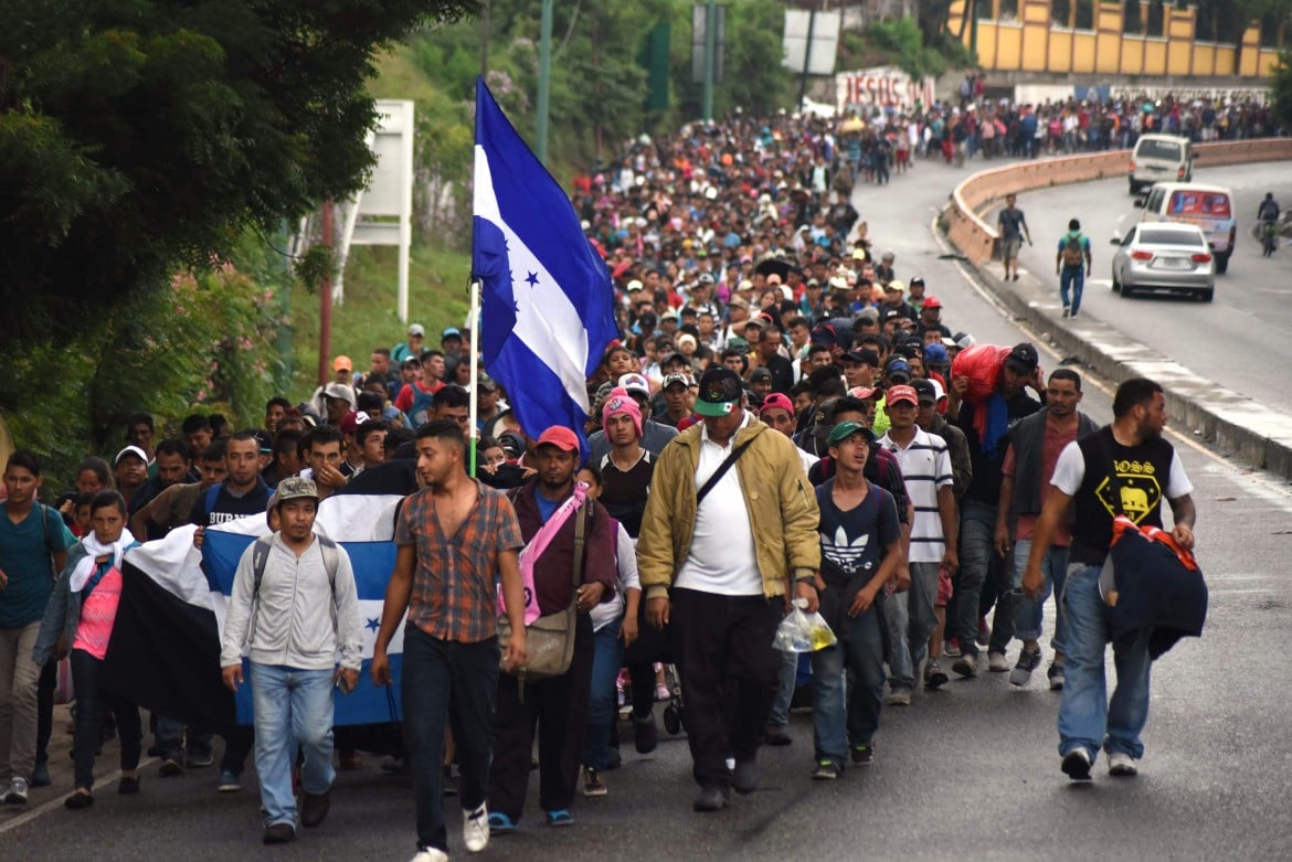 I migranti hondureñi  in marcia verso gli Usa. Trump: «Fermateli»