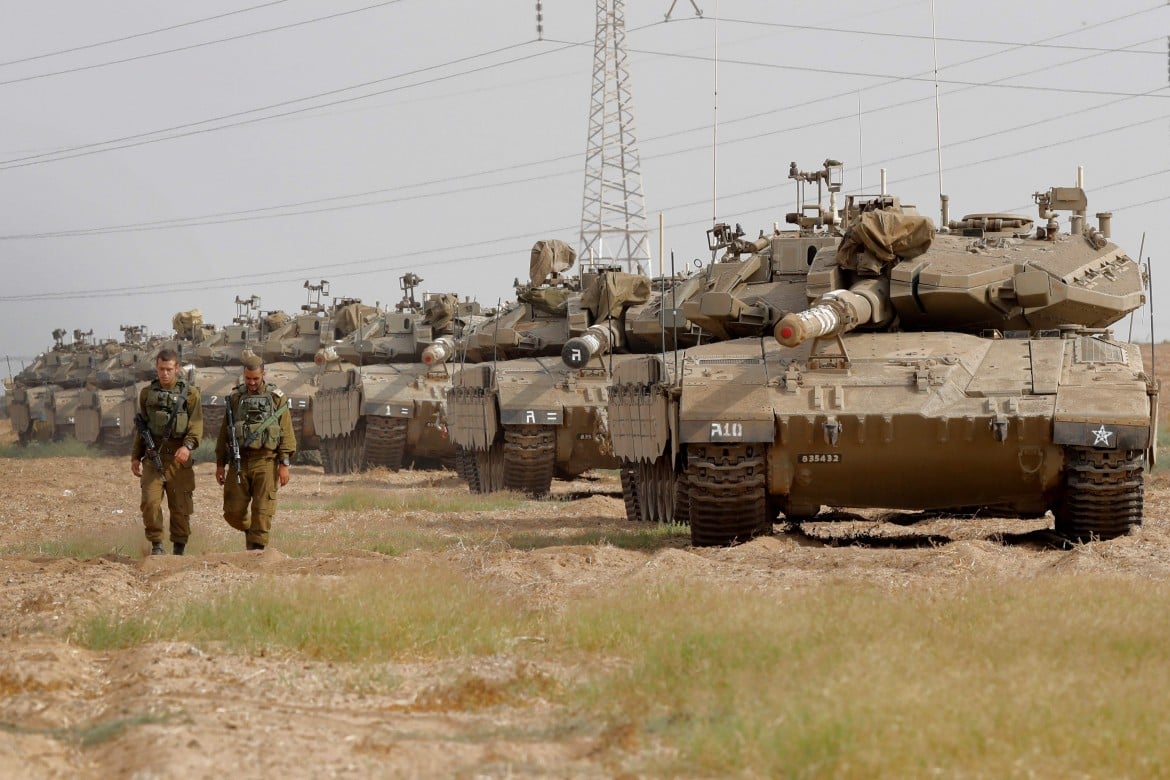 Gaza, Israele schiera i carri armati