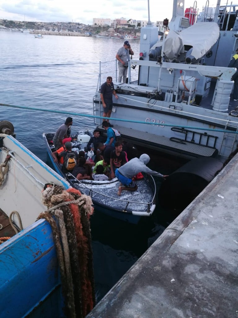 A Lampedusa «gli sbarchi non sono mai finiti»