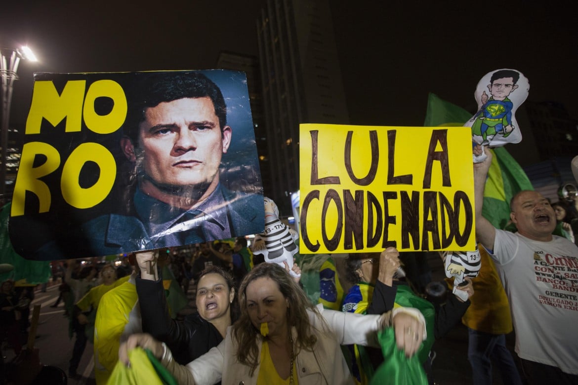 Bolsonaro alla Giustizia vuole il giudice anti Lula. E la scuola è già in rivolta