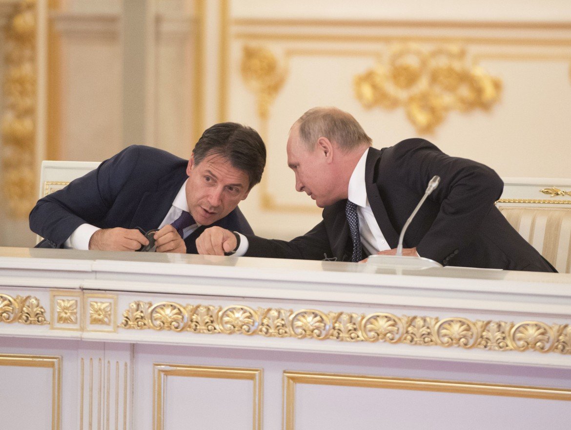 Conte da Putin, nessun impegno sulle sanzioni. Ma «venga in Italia»